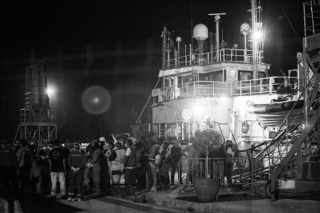Ankunft von Geflüchteten im Hafen von Pozzallo. Gerettet wurden die Menwchen vom Schiff Dignity, das zu Ärzte ohne Grenzen gehört.